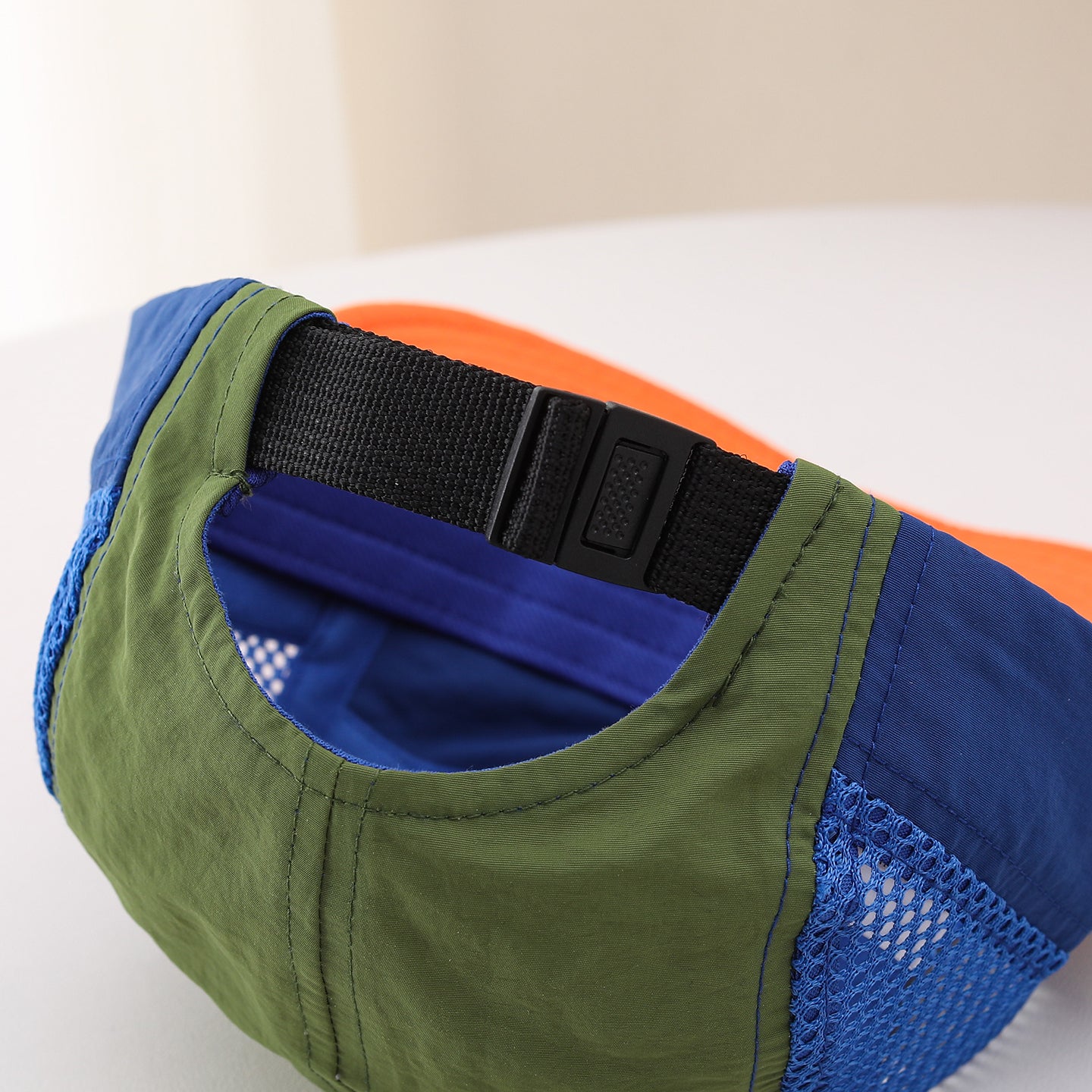 Multi-color Stitched Mesh Fabric, Lightweight And Breathable, Simple And Casual Style. This Baseball Cap With A Flat Brim Is Suitable For Sports, Travel And Daily Use.